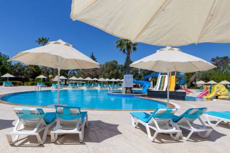 THE HOLIDAY RESORT HOTEL Pools & Beach